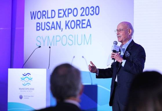 제레미 리프킨 미국 경제동향연구재단 이사장이 9일(현지시간) 프랑스 파리 파빌리온 가브리엘에서 열린 '2030부산세계박람회 심포지엄'에서 강연하고 있다. 사진 대한상공회의소