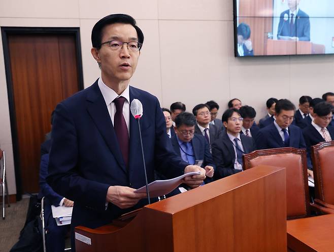 방문규 산업통상자원부 장관이 10일 서울 여의도 국회에서 열린 산업통상자원중소벤처기업위원회 국정감사에서 모두 발언을 하고 있다. 뉴스1