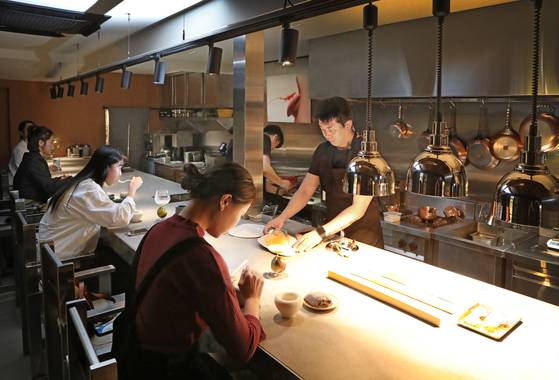 Guests take part in the Taste of Seoul week dinner at Level: 0 in Yongsan District, central Seoul. [PARK SANG-MOON]