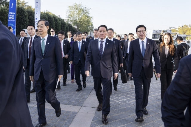 한덕수 국무총리(왼쪽), 박형준 부산시장(오른쪽), 최태원 SK회장 등이 파리 에펠탑 앞에서 열린 2030부산엑스포 홍보전에 참석하고 있다. 부산시 제공