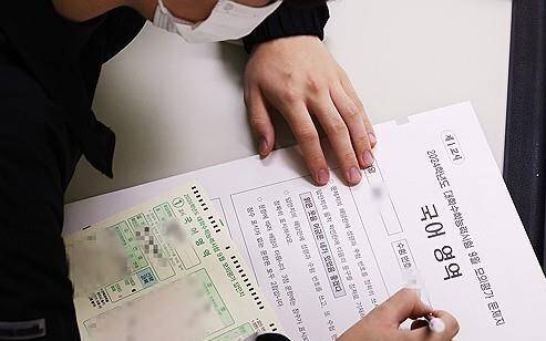 2024학년도 대학수학능력시험 대비 9월 모의평가 치르는 학생 / 사진=연합뉴스