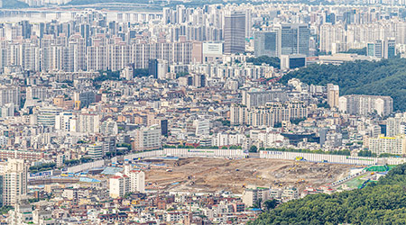 서울 서초구 방배5구역 재건축 공사 현장. 이곳에는 ‘디에이치방배’가 들어설 예정이지만 연내 분양은 어려워 보인다. (윤관식 기자)