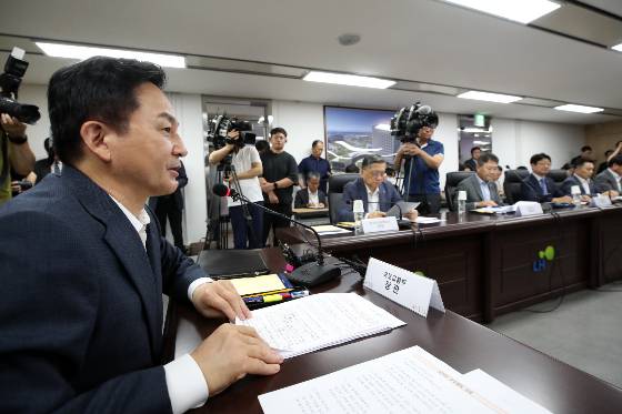사진은 지난 8월 원희룡 국토교통부 장관이 서울 강남구 LH 서울지역본부에서 열린 LH 용역 전관 카르텔 관련 긴급회의에서 발언하고 있다. /사진=뉴시스