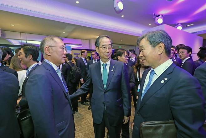 정의선(왼쪽부터) 현대차그룹 회장이 프랑스 파리 가브리엘 파빌리온에서 열린 부산엑스포 심포지엄 만찬 전 리셉션에 참석해 한덕수 국무총리, 최재철 주프랑스대사와 환담을 나눴다. /사진=현대차그룹