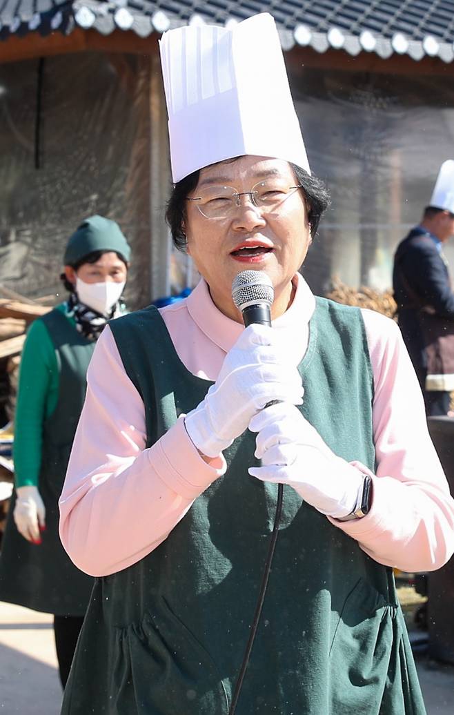 쌀문화축제 가마솥밥에서 인사하는 김경희시장. / 사진제공=이천시