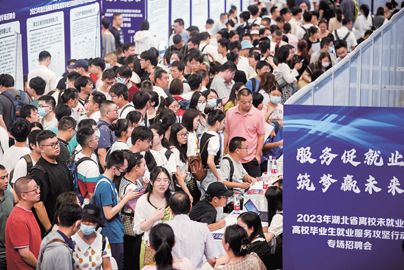 지난 8월 10일 중국 후베이성 우한에서 열린 취업박람회에 수많은 중국 대학 졸업생들이 몰린 모습 [AFP]