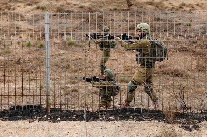 이스라엘 군인들이 9일(현지시간) 공습 사이렌 속에 남부 스데로트를 순찰하고 있다. 지난 7일 팔레스타인 무장 정파 하마스가 이스라엘을 기습 공격한 후 교전이 벌어지며 양측에서 수천 명의 사상자가 발생했다. [연합]