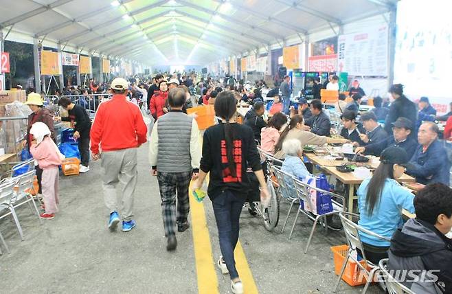 [횡성=뉴시스] 이덕화 기자 = 6일 강원 횡성군의 대표축제인 '제19회 횡성한우축제' 개막식이 공설운동장에서 열린 가운데 구이터를 찾은 관광객과 주민들이 횡성한우를 맛보고 있다. '횡성한우축제'는 6~10일 닷세간 공설운동장 일원애서 열린다. 2023.10.06. wonder8768@newsis.com