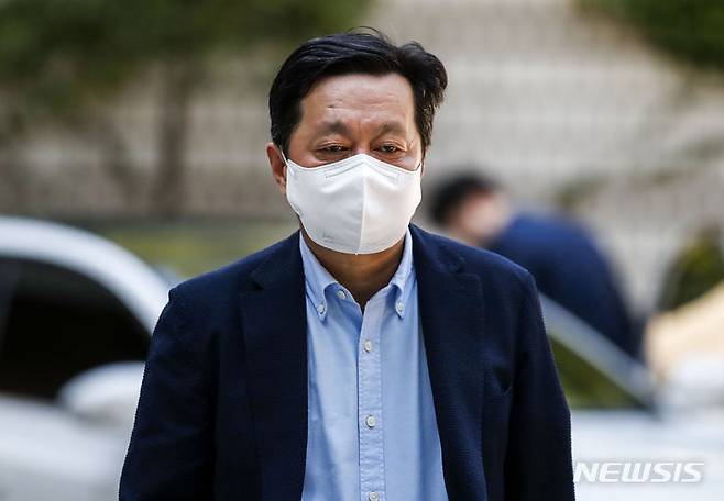 [서울=뉴시스] 정병혁 기자 =  정진상 전 더불어민주당 당대표실 정무조정실장이 8일 서울 서초구 서울중앙지법에서 열린 편의제공 대가로 뇌물수수 혐의 등에 관련한 공판에 출석하고 있다. 2023.08.08. jhope@newsis.com