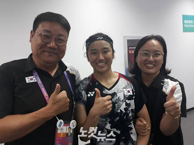 항저우아시안게임에서 안세영(가운데)이 아버지 안정현 씨(왼쪽), 어머니 이현희 씨와 기념 촬영한 모습. 노컷뉴스