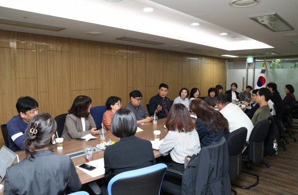 지난 6일 서울시 청소년복지시설 소장단 정례회의를 찾아 면담을 진행한 박환희 위원장(뒷줄 왼쪽에서 다섯 번째)