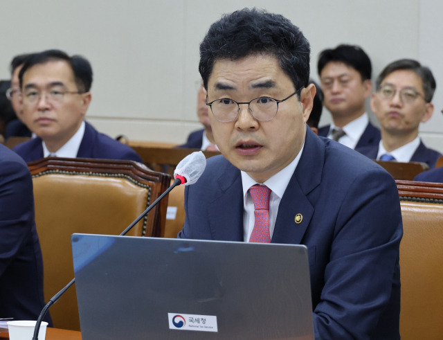 김창기 국세청장이 10일 국회 기획재정위원회 국정감사에서 답변하고 있다. 연합뉴스