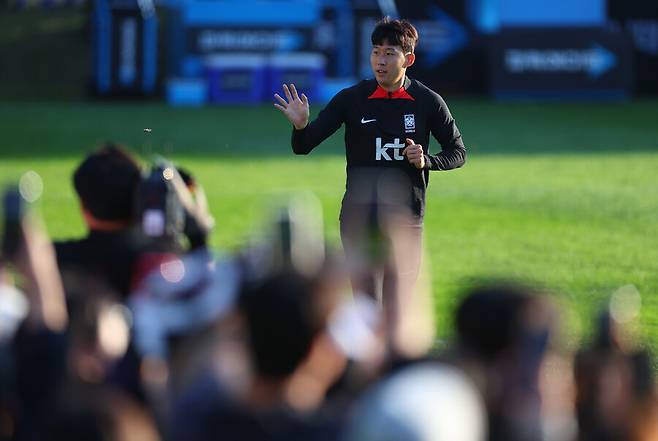 ▲ 팬들 앞을 지나가는 손흥민. ⓒ연합뉴스