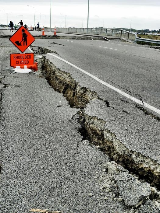 2011년 뉴질랜드 지진으로 파손된 도로 [Flickr/Martin Fluff 제공. 재판매 및 DB 금지]