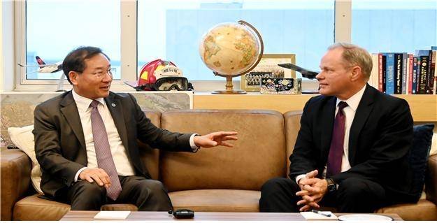 데이브 브론슨 앵커리지 시장과 대화하는 유정복 시장. [인천시 제공]