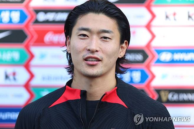 인터뷰하는 조규성 (파주=연합뉴스) 김도훈 기자 = 축구 국가대표팀 조규성이 10일 오후 경기도 파주NFC(축구대표팀 트레이닝센터)에서 열린 한국 축구대표팀 공개훈련에 앞서 취재진과 인터뷰하고 있다. 2023.10.10 superdoo82@yna.co.kr