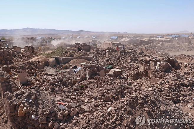 강진으로 초토화된 아프간 헤라트주 (헤라트[아프가니스탄] AFP=연합뉴스) 9일(현지시간) 아프가니스탄 서부 헤라트주의 마을이 강진으로 폐허가 된 모습. 지난 7일 규모 6.3의 강진과 여진이 이 지역을 덮쳐 지금까지 약 2천400명이 숨지고 2천여명이 부상했다. 2023.10.10 clynnkim@yna.co.kr