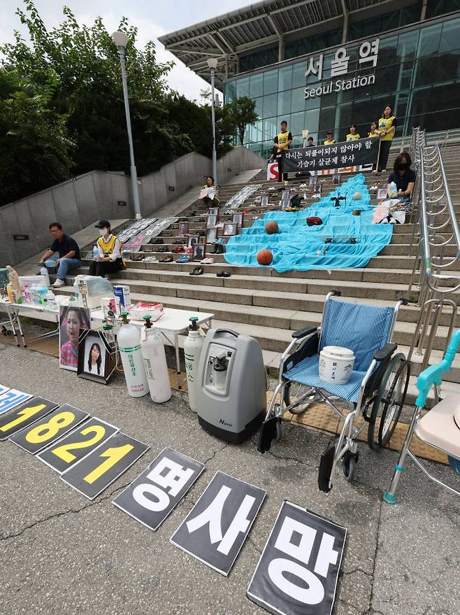 서울역 앞 계단에서 열린 가습기살균제 참사 12주기 캠페인 및 기자회견에서 가습기살균제 참사 피해자들의 유품이 놓여있다. (사진=연합뉴스)