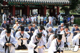 대구향교에서 열린 여름방학 충효교실에 참여한 초등학생들이 대성전 앞에서 매월 음력 1일과 15일 공자와 성현을 향해 문안드리는 분향례를 참관하고 있다. 뉴스1 DB