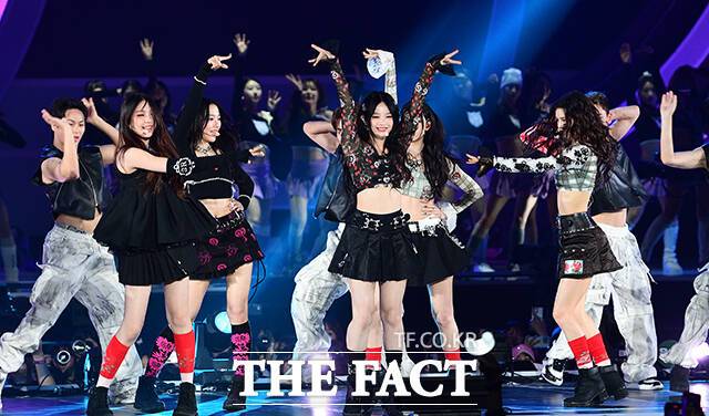 아티스트와 팬이 함께 만들고 즐기는 K-POP 축제 '2023 더팩트 뮤직 어워즈'가 10일 오후 인천 남동구 수산동 인천남동체육관에서 화려한 막을 올린 가운데 그룹 뉴진스가 화려한 무대를 펼치고 있다./인천남동체육관=이동률 기자