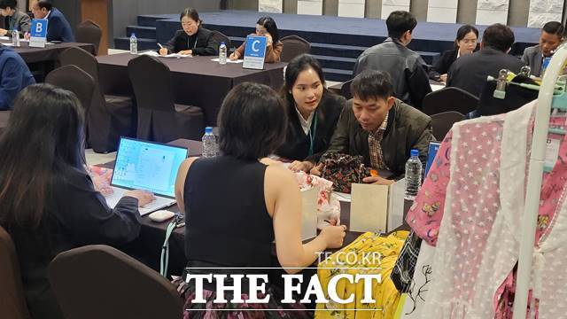 대구·경북 1인 창조기업 지원센터가 해외판로 개척을 위한 ‘아세한 경제리더 방한 구매 상담회’를 진행하고 있다 / 대구경북1인 창조기업 지원센터