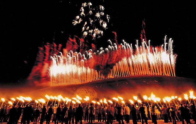 제주시 애월읍 새별오름에서 열렸던 제주 지역 최대 축제인 들불 축제에 참가자들이 '오름 불 놓기'를 하고 있다. '오름 불 놓기'는 새별오름 38만㎡를 태우는 것으로, 축제의 백미다. 오름 불 놓기 당일에만 15만명이 찾을 정도로 인기를 끌면서 문화체육관광부 지정 유망 축제, 최우수 축제, 문화 관광 축제 등으로 선정됐다. 또 들불 축제에서는 횃불 행진과 달집 태우기 등처럼 불을 주제로 한 행사가 열린다. /제주시