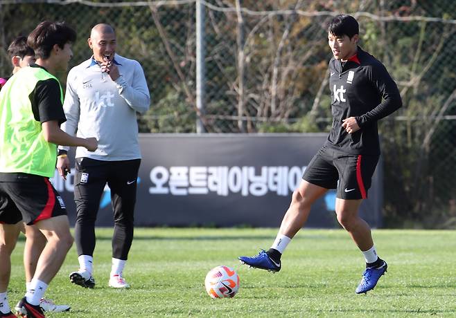 축구 대표팀 황희찬(오른쪽)이 지난 10일 파주 국가대표트레이닝센터(NFC)에서 훈련하고 있다. /뉴시스