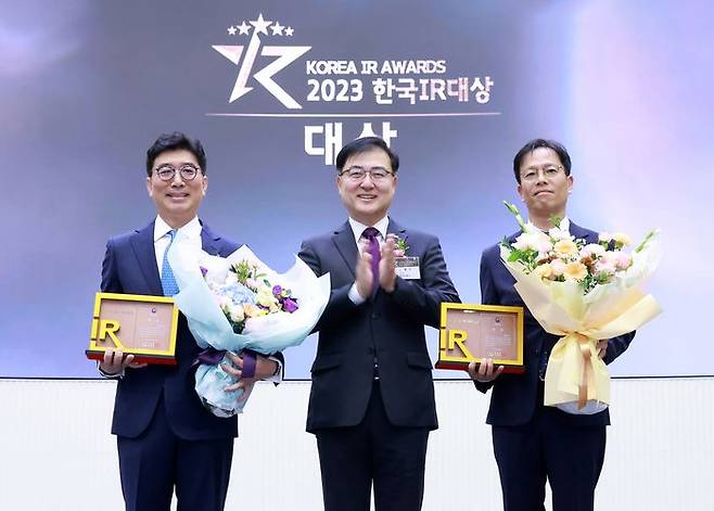 손병두 한국거래소 이사장(가운데)이 11일 서울 여의도 거래소 홍보관에서 열린 ‘2023 한국IR대상 시상식’에서 (왼쪽부터) 구자용 현대차 전무, 백승한 클래시스 대표와 기념 촬영을 하고 있다.ⓒ 한국IR협의회