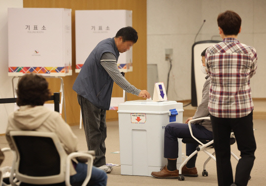 강서구청장 보궐선거날인 11일 서울 강서구 서울식물원에 마련된 가양1동 제8투표소에서 유권자들이 투표를 하고 있다. 연합뉴스.