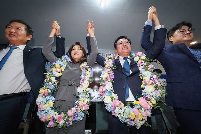 더불어민주당 진교훈 강서구청장 보궐선거 후보가 11일 오후 강서구 마곡동 캠프사무실에서 당선이 확실시 되자 꽃목걸이를 걸고 기뻐하고 있다. 연합뉴스