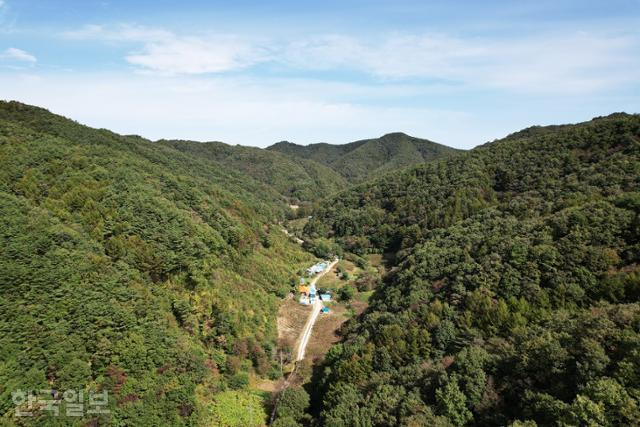 장안산 깊은 산중의 지실가지마을. 전기가 들어온 지 겨우 13년 됐고, 휴대폰도 SKT만 터진다.