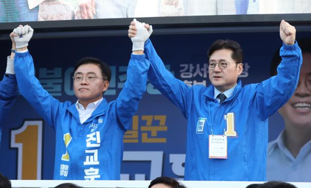 진교훈 더불어민주당 서울 강서구청장 보궐선거 후보(왼쪽)가 지난 10일 오후 서울 강서구 강서구청 사거리에서 홍익표 원내대표와 선거 승리를 다짐하고 있다. 뉴시스