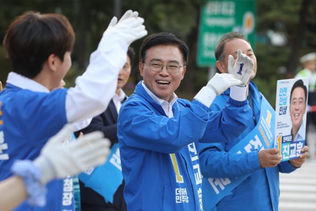 진교훈 더불어민주당 서울 강서구청장 보궐선거 후보가 10일 오후 서울 강서구 강서구청 사거리에서 선거유세를 하고 있다. 뉴시스