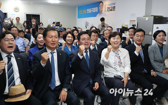 11일 오후 서울 강서구 마곡동 더불어민주당 진교훈 강서구청장 보궐선거 후보캠프사무실에서 진 후보와 당직자들이 TV개표 방송을 지켜보며 구호를 외치고 있다.  [사진=사진공동취재단]