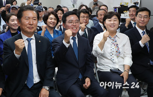 11일 오후 서울 강서구 마곡동 더불어민주당 진교훈 강서구청장 보궐선거 후보 캠프사무실에서 진 후보와 당직자들이 TV개표 방송을 지켜보며 구호를 외치고 있다. [사진=사진공동취재단]