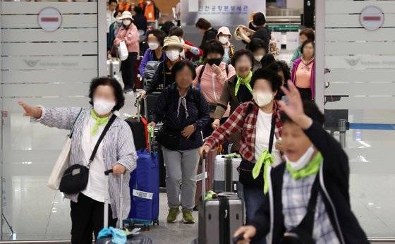 이스라엘 텔아비브 공항에서 출발한 시민들이 11일 인천국제공항 2터미널 입국장을 통해 귀국하고 있다. 연합뉴스