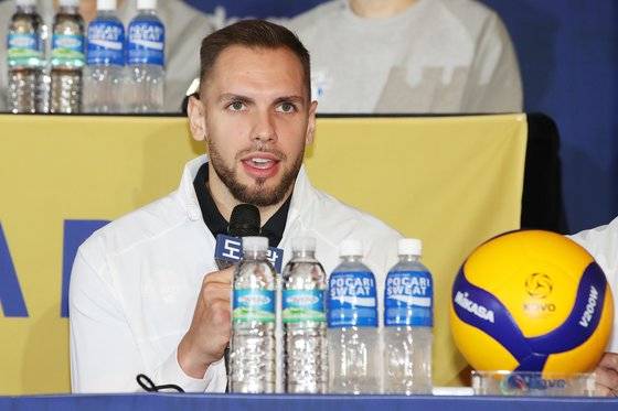 10일 미디어데이에서 답변하는 비예나. 뉴스1