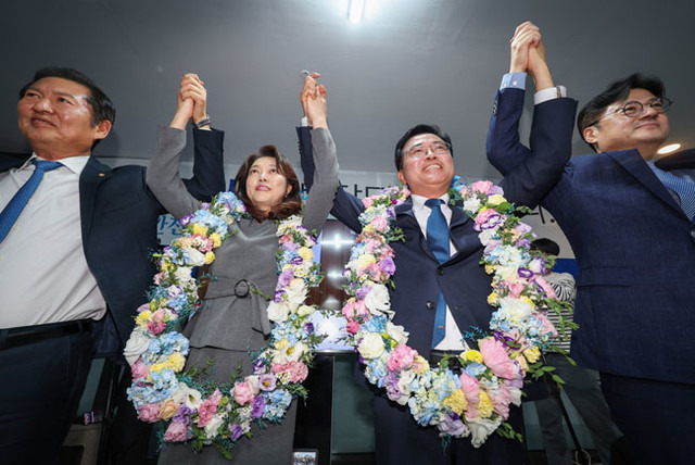 ▲ 더불어민주당 진교훈 강서구청장 보궐선거 후보가 11일 오후 강서구 마곡동 캠프사무실에서 당선이 확실시 되자 꽃목걸이를 걸고 기뻐하고 있다. 2023.10.11 연합뉴스