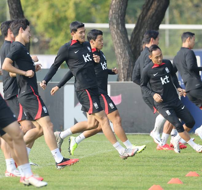 김민재(가운데)를 비롯한 한국 축구대표팀 선수들이 11일 경기 파주시 축구대표팀 트레이닝센터에서 셔틀런 훈련을 하고 있다. 연합뉴스