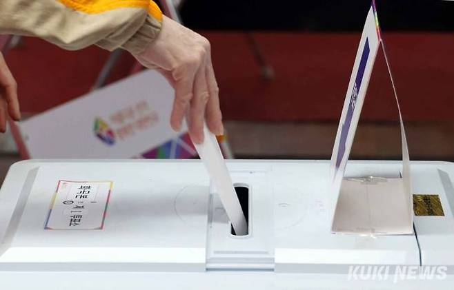 강서구민이 화곡본동 제1투표소에서 투표하고 있다. 사진=곽경근 대기자