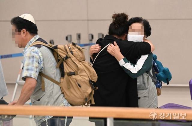 이스라엘 텔아비브 공항에서 출발한 한 여행객이 11일 오전 인천국제공항 제2여객터미널에 도착해 마중나온 가족과 반갑게 포옹을 하고 있다. 팔레스타인 무장정파 하마스의 기습 공격으로 이스라엘에서 무력 충돌이 발생한 지 닷새째인 이날 이스라엘 단기체류자 570명중 192명이 국적기편으로 귀국했다. 장용준기자
