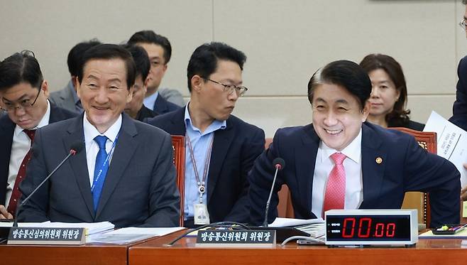 ▲ 이동관 방송통신위원장(오른쪽)과 류희림 방송통신심의위원장이 10일 국회에서 열린 과학기술정보방송통신위원회 국정감사에 참석해 서로 인사를 나누고 있다 ⓒ연합뉴스