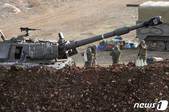 (AFP=뉴스1) 우동명 기자 = 9일(현지시간) 팔레스타인 무장정파 하마스의 기습 공격 이후 이스라엘 군이 접경 지역에서 레바논을 향해 포격을 준비하고 있다. 2023.10.10  ⓒ AFP=뉴스1  Copyright (C) 뉴스1. All rights reserved. 무단 전재 및 재배포,  AI학습 이용 금지.