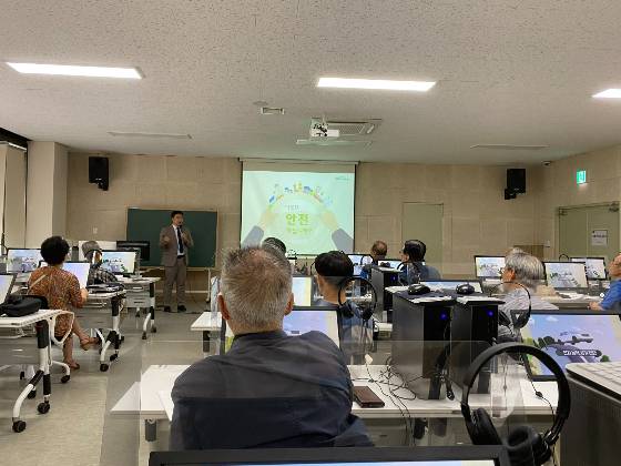 75세 이상 어르신들이 운전 면허 갱신을 위해, 인지 능력 검사 및 교육을 받고 있다. 앞에 서 있는 건 임명철 서울지부 상담교수./사진=남형도 기자