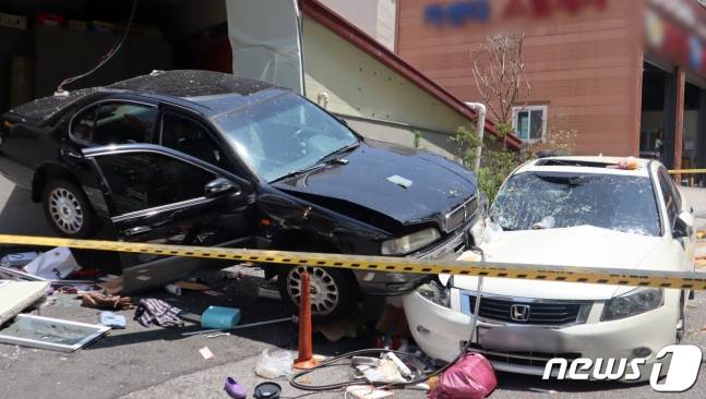 2020년 6월 8일 오후 12시47분쯤 광주 서구 화정동 한 식자재마트 주차장에서 A씨(81)가 몰던 승용차가 직원 휴게소로 돌진한 후 마트에 주차된 차를 들이받아 멈춰 있다./사진=뉴스1