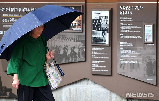 [광주=뉴시스] 이영주 기자 = 항일 무장단체 의열단 출신이자 중국 3대 작곡가인 정율성의 행적 논란이 이어지고 있는 29일 오후 광주 남구 양림동 정율성로에서 시민들이 길을 재촉하고 있다. 2023.08.29. leeyj2578@newsis.com