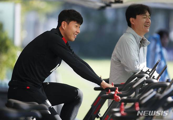 [파주=뉴시스] 김진아 기자 = 대한민국 축구 국가대표팀 손흥민이 10일 경기 파주 국가대표트레이닝센터(NFC)에서 열린 공개훈련에서 몸을 풀고 있다. 축구대표팀은 13일 서울월드컵경기장에서 튀니지, 17일 수원월드컵경기장에서 베트남과 두 차례 평가전을 갖는다. 2023.10.10. bluesoda@newsis.com