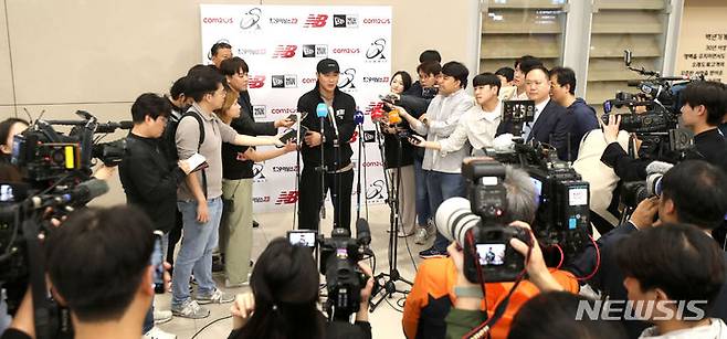 [인천공항=뉴시스] 김선웅 기자 = 미국 MLB 샌디에이고 파드리스 내야수 김하성이 11일 인천국제공항을 통해 귀국해 취재진과 질의응답을 하고 있다. 메이저리그 3년 차 시즌을 마친 김하성은 국내에서 휴식 및 2024 시즌을 준비할 계획이다. 2023.10.11. mangusta@newsis.com