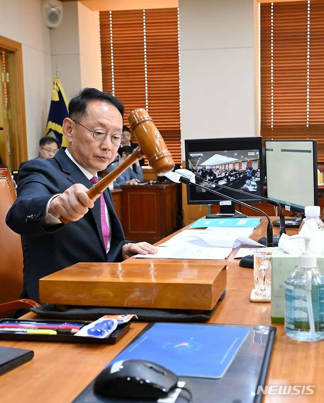 [서울=뉴시스] 국회사진기자단 = 김도읍 국회 법제사법위원장이 10일 서울 서초구 대법원에서 열린 국회 법제사법위원회 대법원 및 법원행정처 등 산하기관에 대한 국정감사에서 의사봉을 두드리고 있다. 2023.10.10. photo@newsis.com