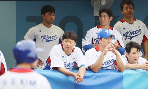 대한민국 야구대표팀 오승환 등 선수들이 지난 2021년 8월 7일 오후 일본 요코하마 스타디움에서 열린 '2020 도쿄올림픽' 동메달 결정전 대한민국과 도미니카공화국의 경기에서 10대6으로 패배한 후 아쉬워하고 있다. 뉴스1